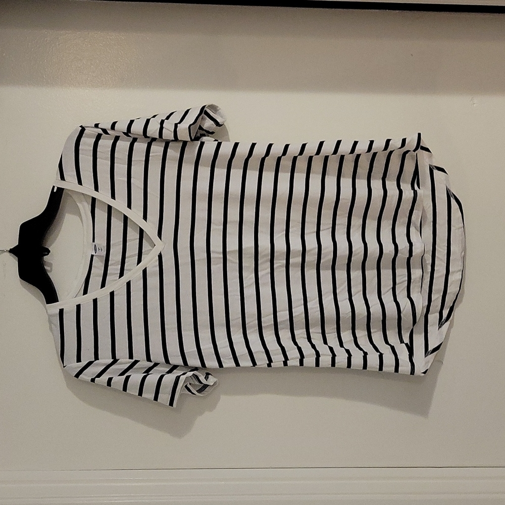 WOMENS OLD NAVY BLACK AND WHITE STRIPE V NECK SHIRT SIZE SMALL